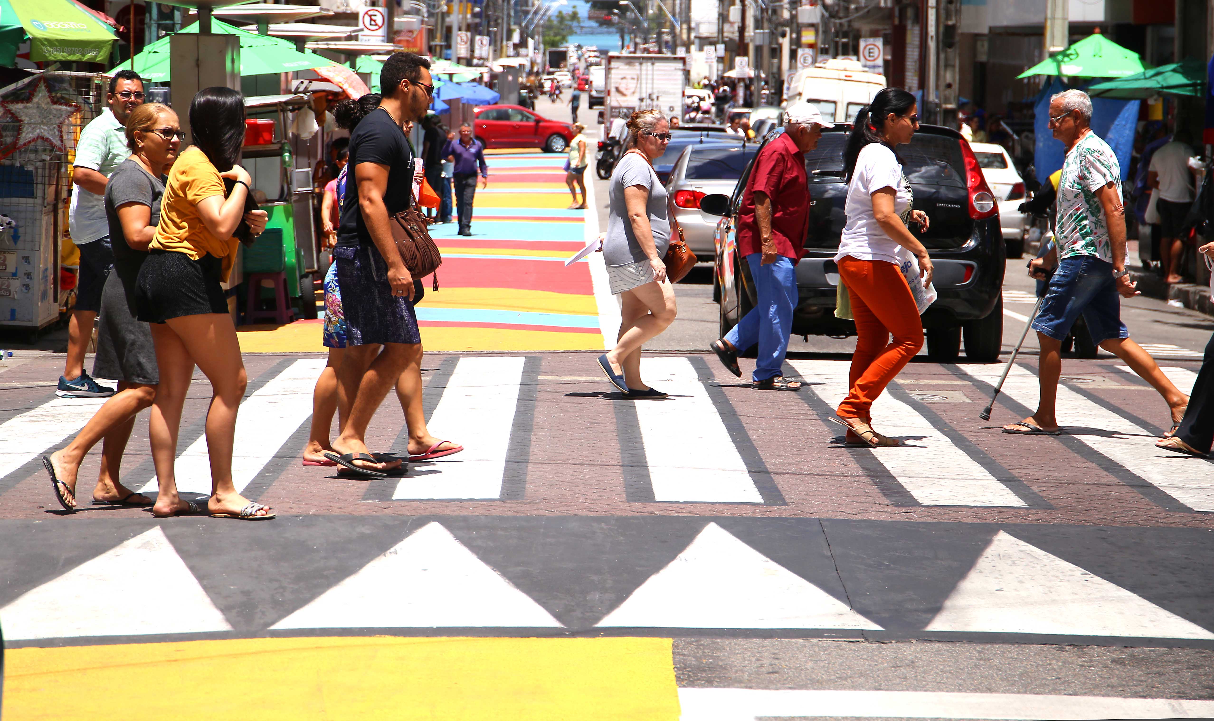 pessoas atravessando faixa de pedestres